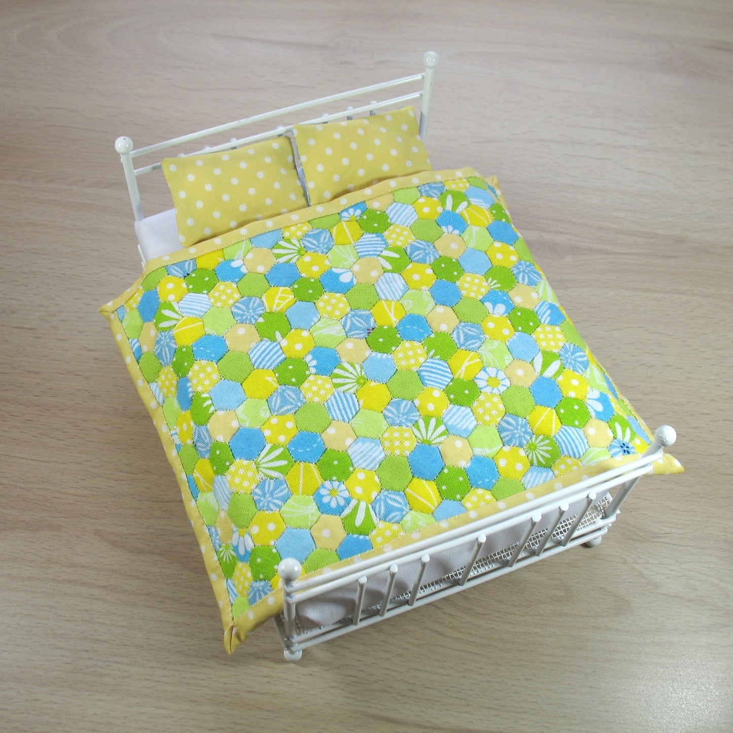 Summer Heat 1/4" Hexies Double Quilt and Pillows for 1:12 Dollhouse