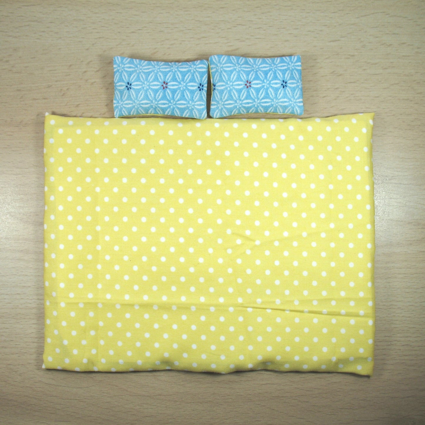 Summer Heat 1/4" Hexies Double Quilt and Pillows for 1:12 Dollhouse